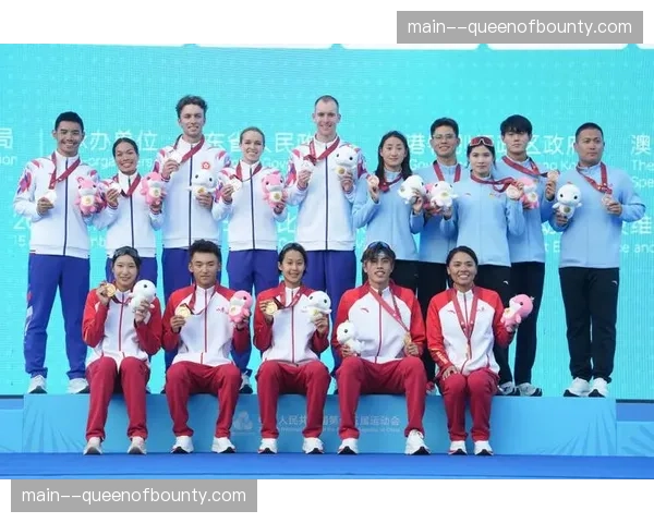 颁奖典礼上,亚军与季军共同将冠军扛在肩上的温馨一幕 颁奖典礼上,亚军与季军共同将冠军扛在肩上的温馨一幕