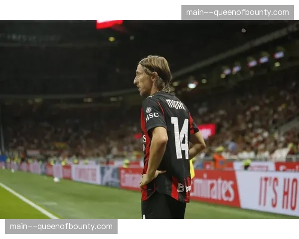 特写：37岁的莫德里奇替补登场，依然用一脚跨越半场的长传策动反击